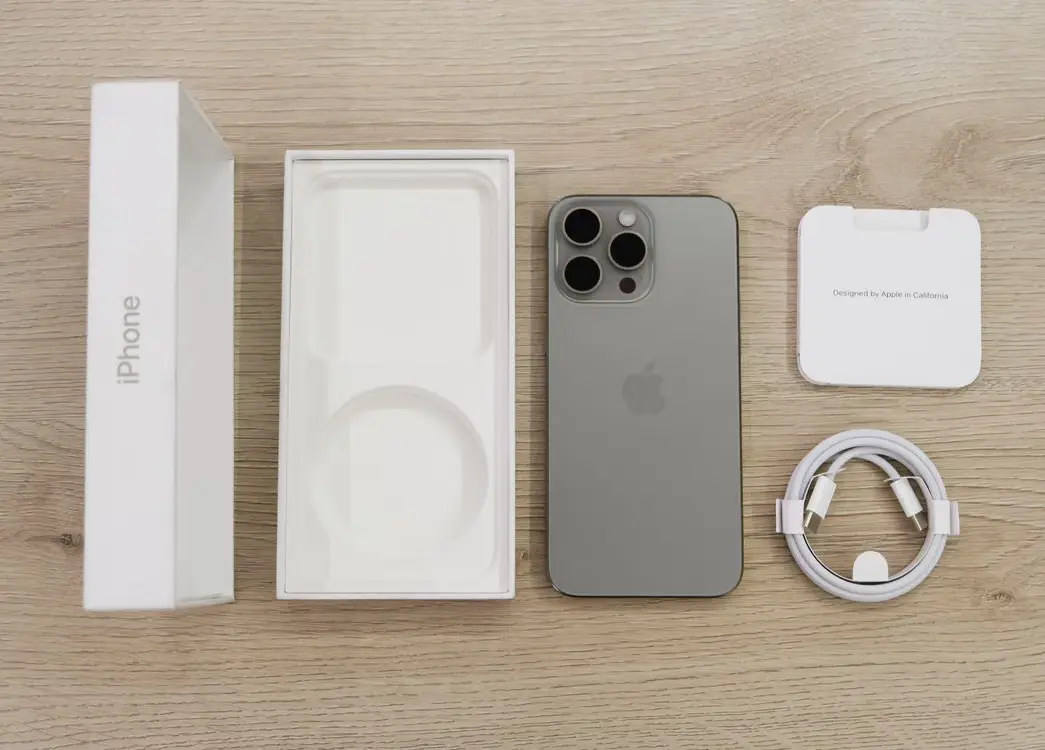 Які аксесуари потрібно докупити до базової комплектації iPhone